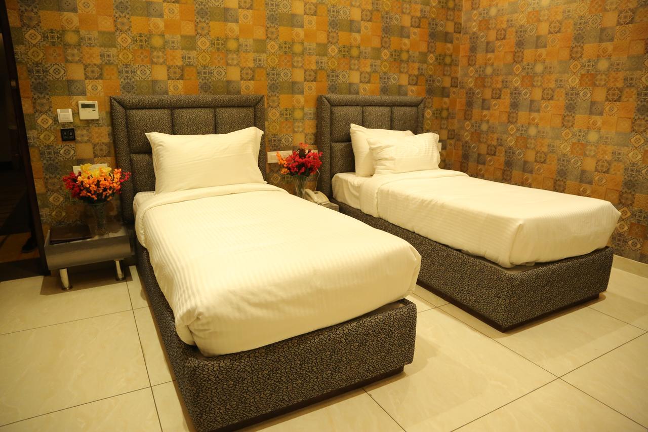 Hotel Riyasat Ludhiana Zewnętrze zdjęcie